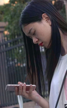 等公交的凉高跟小姐姐皱起了眉头