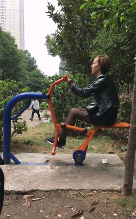 黑色丝袜皮短裙短发美眉