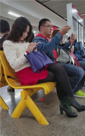 黑丝卷发美妇