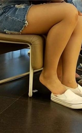 鞋店试鞋的丝袜牛仔包臀裙小美女