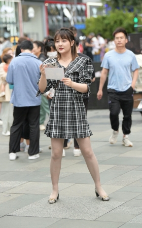 微胖且有点婴儿肥的灰丝小姐姐 [17P]