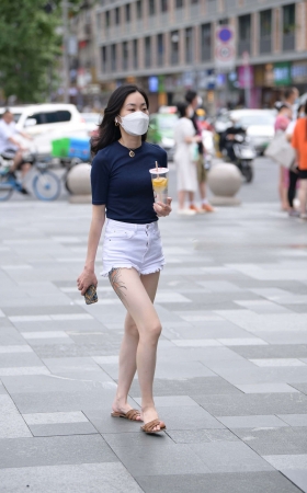 夏日抓拍干净清爽的白热裤女生 [25P]