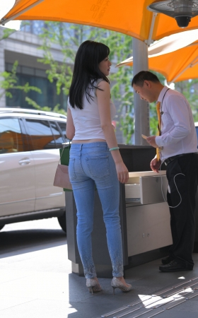 妳在等待着谁~