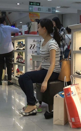清纯甜美的小姐姐试鞋子