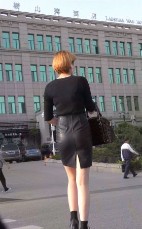 黑色开叉皮裙高挑身材短发美女