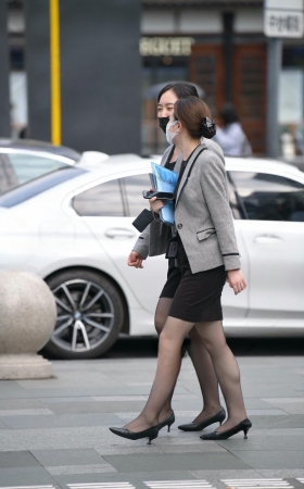 街拍黑丝白领美女姐妹 [18P]