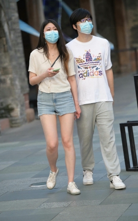 小哥牵着她的女盆友 [19P]