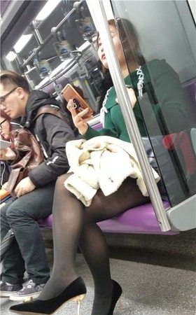 4k-地铁上自拍的黑丝美腿黑高跟少妇