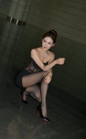 裹胸黑丝大长腿-小龙鼠 【图片➕视频】 [19P]
