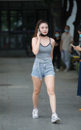 丰满热裤小姐姐