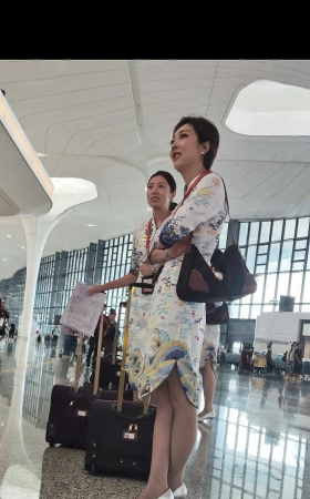 原创4K航站楼海航国际乘务组灰丝旗袍走路美美哒 3P