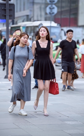 黑色短裙高跟鞋肉丝美女