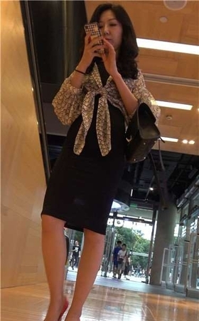 4k超清，性感高挑气质美女商场休息区玩手机！[2.20 GB]