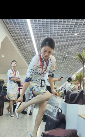 4K偶遇海航空姐高级灰丝高跟换鞋震撼 2P