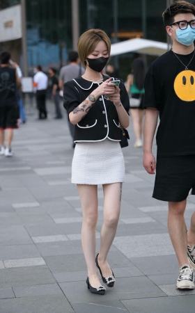 街拍短发美腿白短裙小姐姐 [19P]