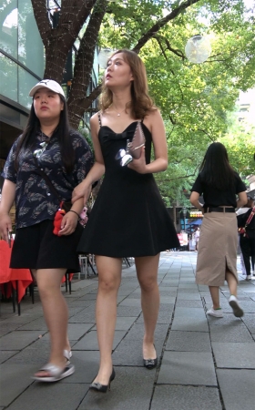 黑色吊带裙姑娘