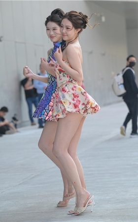 跳舞的花裙美女(218P)