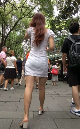 4K  – 街拍白短裙凉高美女姐姐 [2.52 GB/MP4]