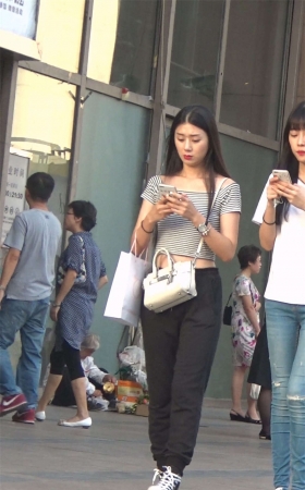 两个休闲裤长发漂亮美女逛街