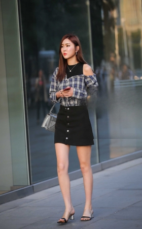 眼神忧郁的气质美女 [14P]