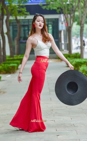 时尚鬼魅的喇叭裤美女 [21P]