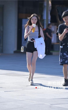 喝果汁的小姐姐(23P)
