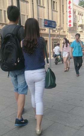 个子不高的白裤小妹
