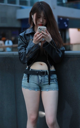 牛仔热裤小妹 [20P]