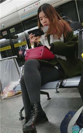 4k-车站候车室拍摄性感丝袜打底裤甜美小清新美眉。