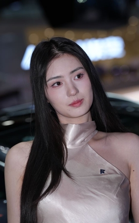  长裙气质周周酱 [126P1V-3.26GB]