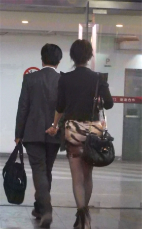 豹纹超短裙灰色丝袜