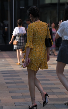 黄衫短裙