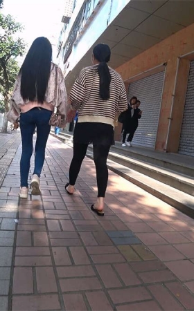 圆润紧身牛仔裤美眉