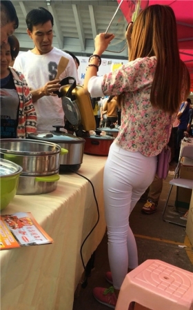 搞活动的花衣白紧裤妹子