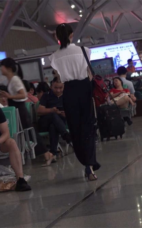 高铁等车的白色纯情的美女