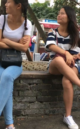 蓝色紧身牛仔裤美胸小少妇