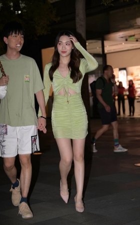 魅力绿色短裙高跟鞋美女 [19P]
