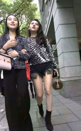 娇艳欲滴的热裤白皙美腿美女