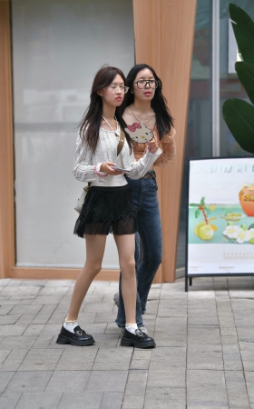 苗条娇小眼镜妹 [14P]