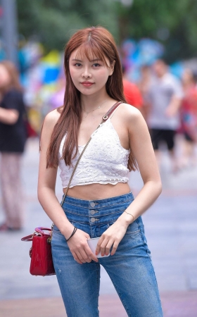 搭讪露腰紧牛小姐姐 [18P]