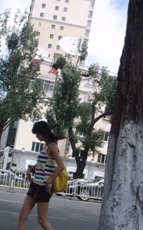 性感小妹子摆弄头发