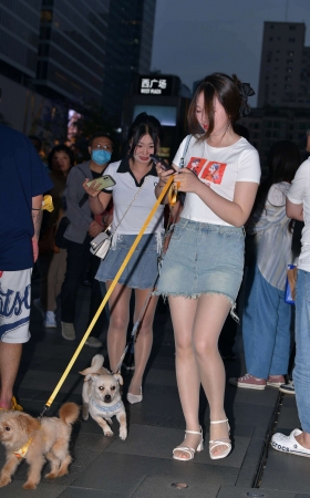 喜欢养狗狗的R丝牛仔裙妹纸 [22P]