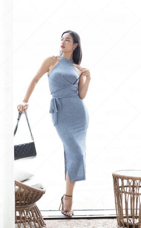 第三篇：蓝色长裙美女