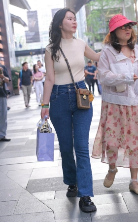 紧身兰牛成熟美姐 [17P]