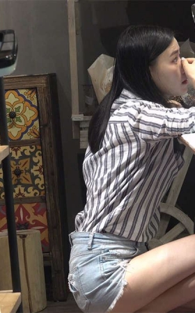 热裤裸足精致的美脚丫
