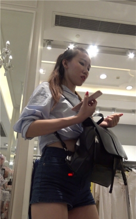 牛仔热裤月牙妹子