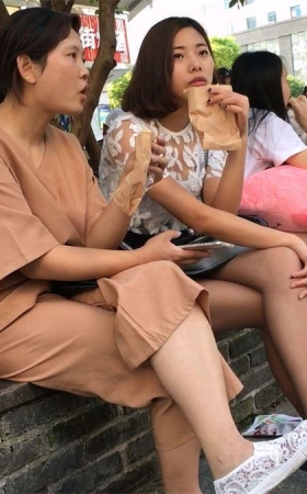 和朋友聊天的黑色包臀裙妹子