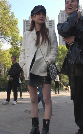 带着帽子的漂亮白嫩美腿美女