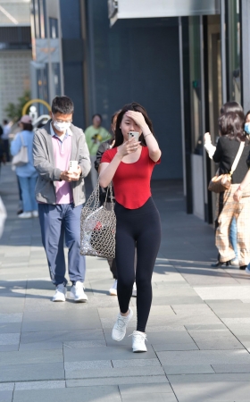 清秀紧身裤女生