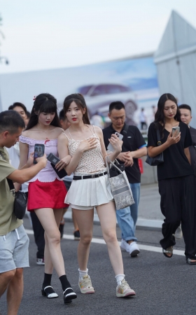 长发热裤少女